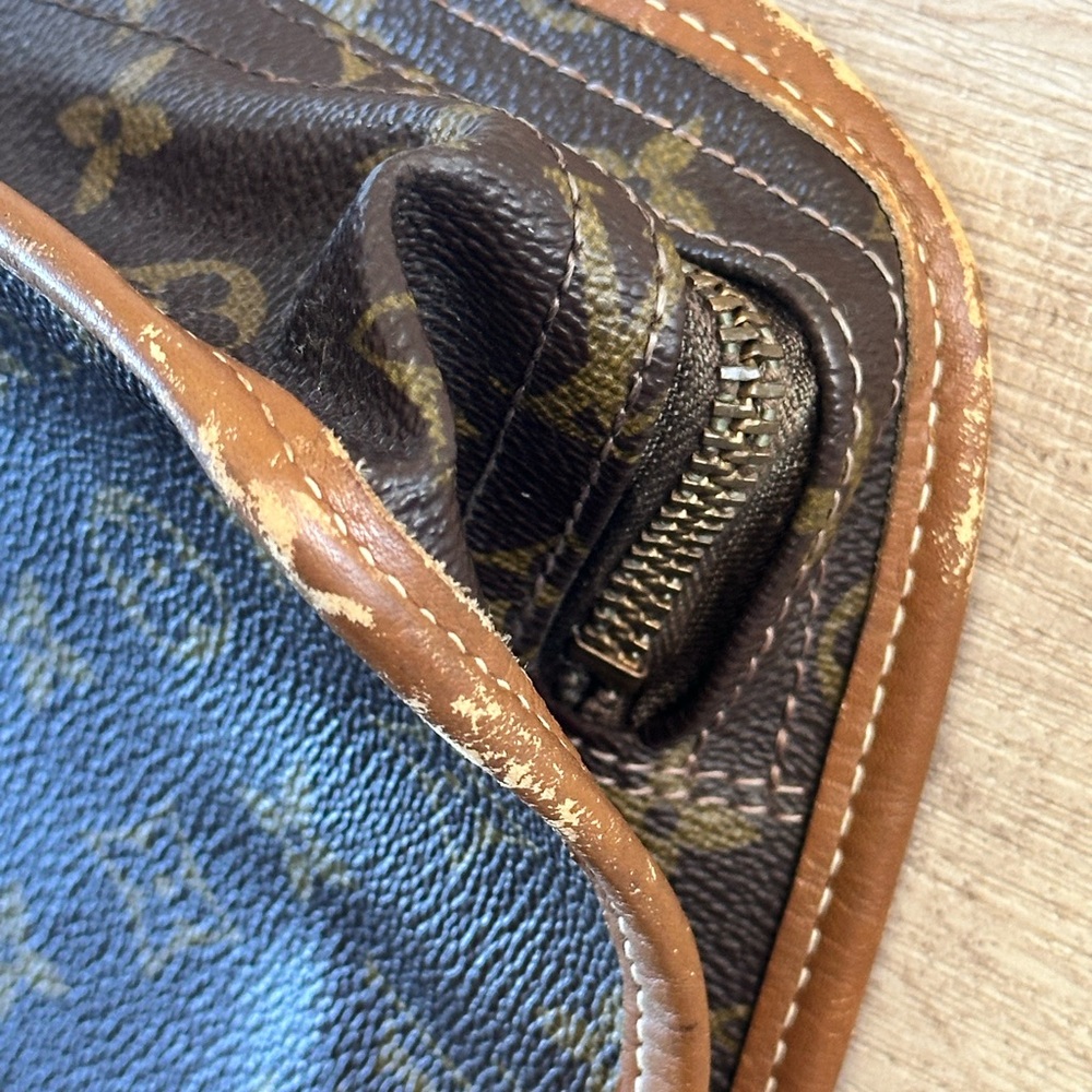 Extremely rare, vintage Louis Vuitton Monogram garment bag with side zippers. - Picture 16 of 16